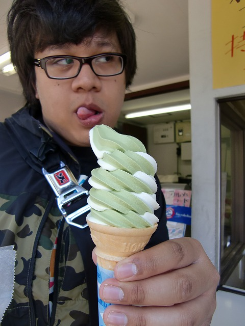 Kamakura3 KCP student eating obamaccha ice cream
