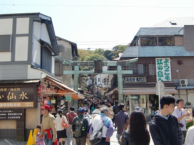 Kamakura4 KCP students at crowded Enoshima island
