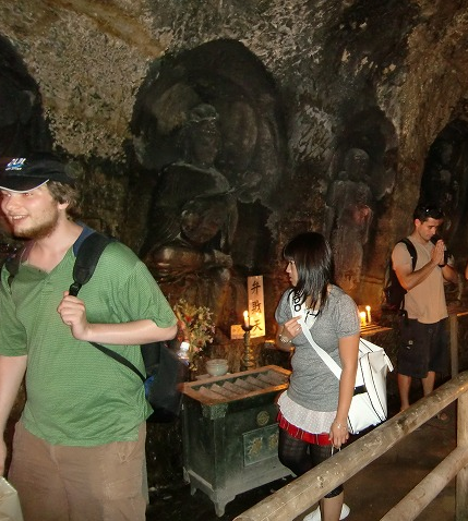 Kamakura9 KCP students inside Inside Benten-Kutsu in Hase-dera3
