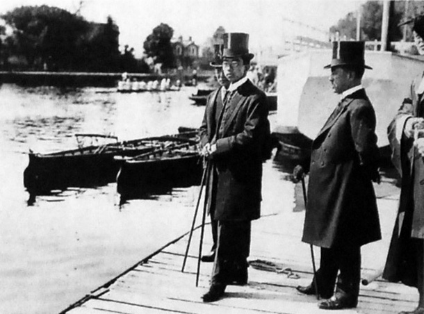 Crown Prince Hirohito watching a boat race at Oxford University.